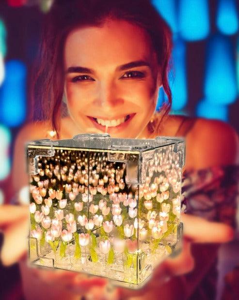 LAMPARA DE TULIPANES CUBO INFINITO